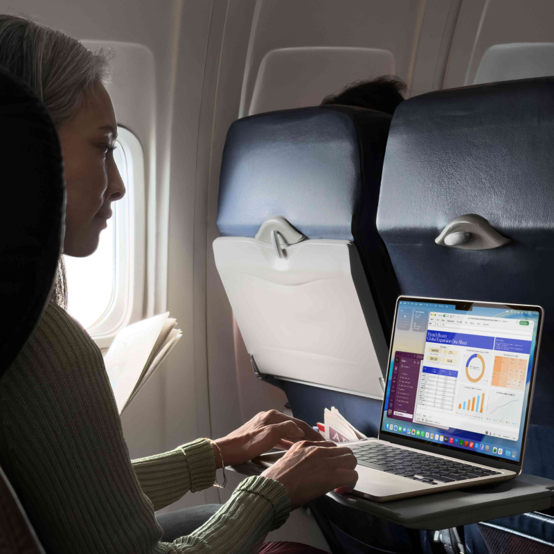 На фото изображено Apple MacBook Air 15" (M5, 10C / 10C, 2026) 16 ГБ, 512 ГБ SSD, Серебристый