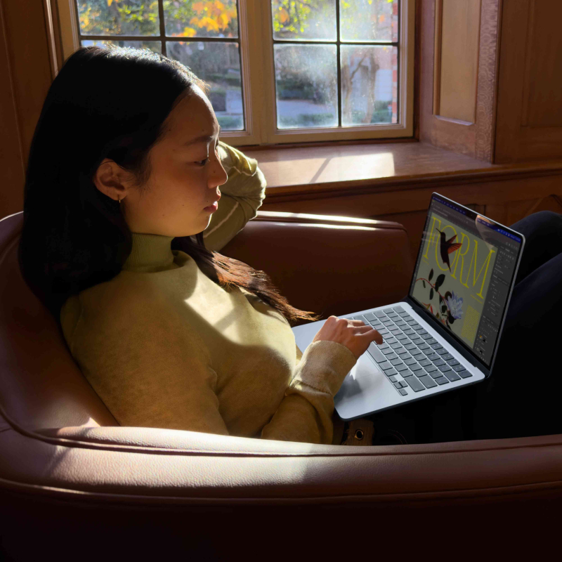 На фото изображено Apple MacBook Air 15" (M5, 10C / 10C, 2026) 16 ГБ, 512 ГБ SSD, Серебристый