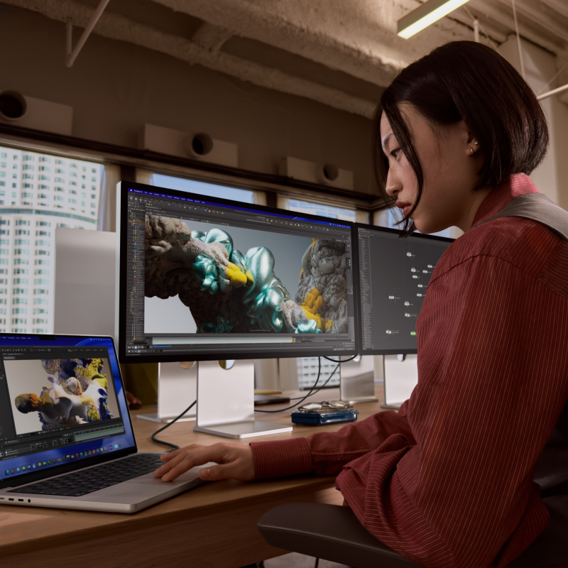 На фото изображено Apple MacBook Pro 16" (M5 Max, 18C / 32C, 2026) 36 ГБ, 1 ТБ SSD, чёрный космос