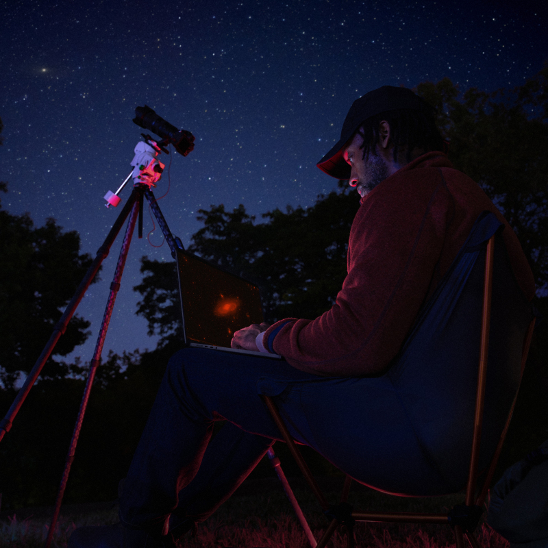 На фото изображено Apple MacBook Pro 16" (M5 Max, 18C / 32C, 2026) 36 ГБ, 1 ТБ SSD, чёрный космос